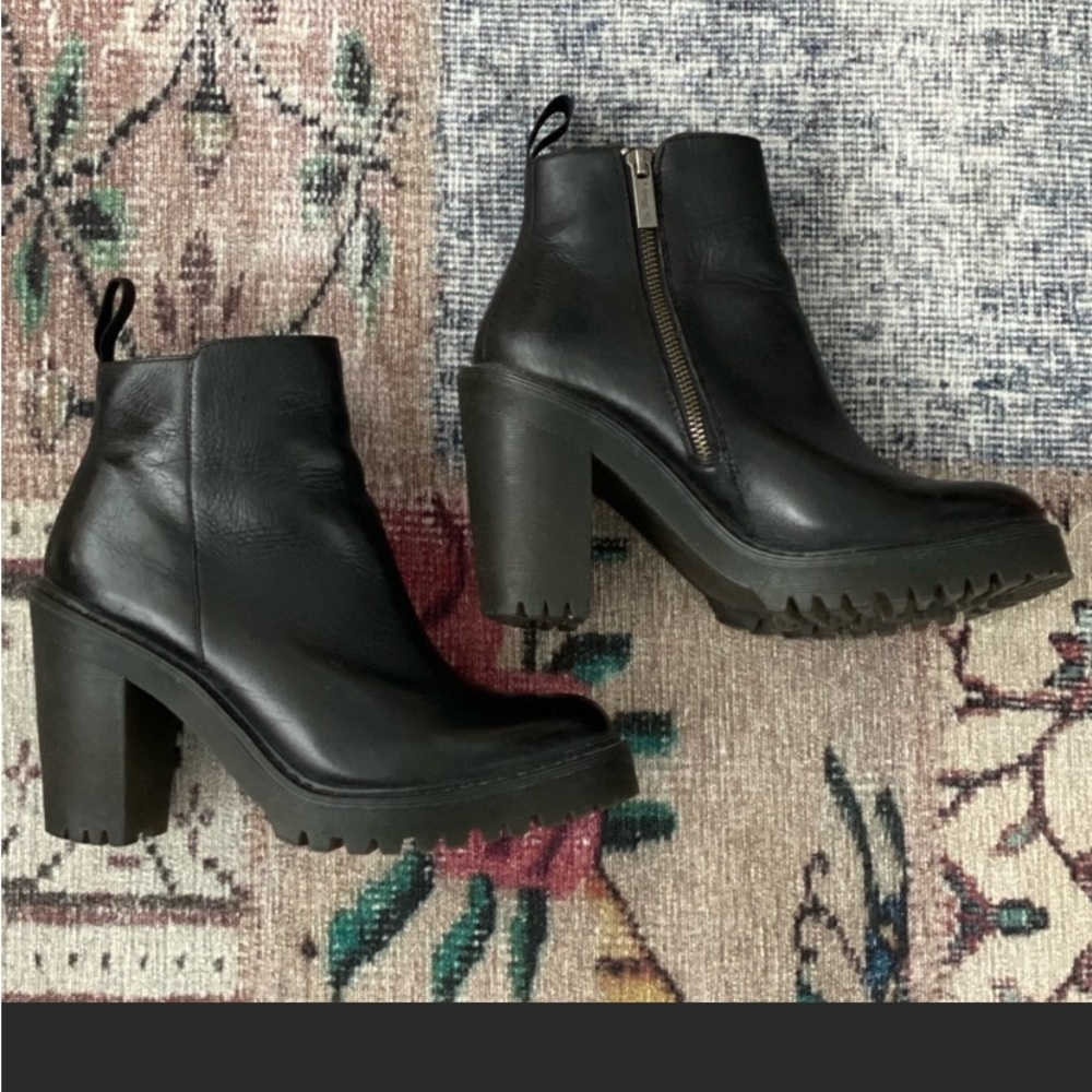 Dr. Martin  Magdalena boots